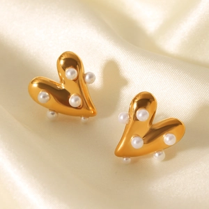 Boucles d'oreilles cœur dorées 18K avec perles blanches sur tissu en soie douce