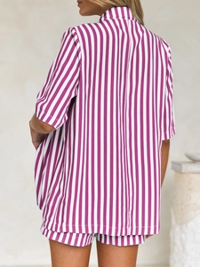 Vue arrière d'un ensemble de pyjama à rayures violettes pour femmes en coupe décontractée