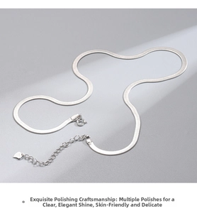 Dettaglio macro della catena a serpente in argento S925 con chiusura a molla ed estensione