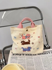 Sac cabas mignon en velours côtelé avec broderie chat et texte luck sur chaise