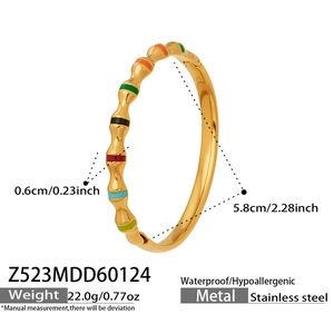 Vue détaillée du bracelet émaillé plaqué or 18k montrant le diamètre et les dimensions