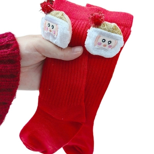 Rote gestrickte Babysocken zu Weihnachten mit süßem 3D-Weihnachtsmann-Puppenkopf