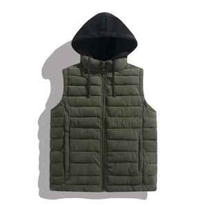 Gilet matelassé pour hommes en vert olive foncé avec capuche contrastée noire et cordon