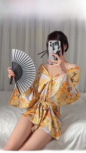 Detailaufnahme von floralem Satin-Kimono-Bademantel mit passendem Gürtel und weiten Ärmeln