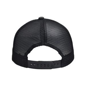 Vista trasera de gorra trucker negra con cierre ajustable y detalle de malla suave