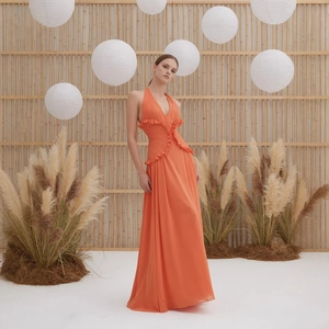 Elegante abito lungo arancione allacciato al collo con scollo a V profondo e ruches
