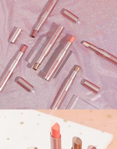 Primo piano di ombretti in stick sfumati bicolore con glitter su una base rosa brillante