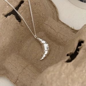 Elegant 925 sterling silver croissant moon pendant necklace with fine chain for women