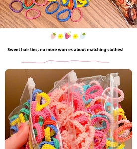 Détails d'élastiques à cheveux ondulés colorés dans des emballages à fermeture éclair