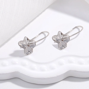 Elegante S925 Sterlingsilber-Ohrhänger in Blumenform auf einem weißen Schmuckständer