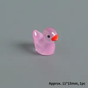 Detailansicht einer rosa durchscheinenden Mini-Entenfigur aus Harz, 11x15mm groß
