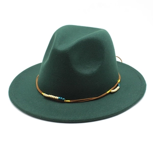 Dettaglio del cappello fedora in lana verde scuro con fascia intrecciata e perline