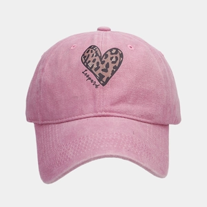 Detail der rosa Baumwoll-Baseballkappe mit Leopardenherz und gesticktem Schriftzug