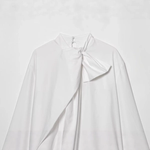 Chemise élégante blanche en popeline à manches longues avec col montant et nœud