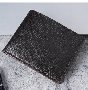 Nahaufnahme der braunen Geldbörse mit Lychee-Maserung und Bi-Fold-Design auf Stein