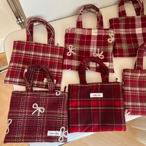 Mise à plat de plusieurs mini sacs en laine à carreaux rouges avec nœuds décoratifs