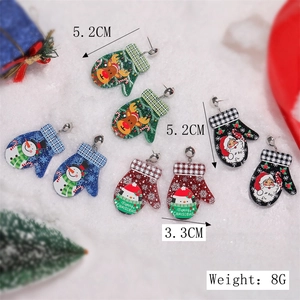 Détail de boucles d'oreilles gants de Noël avec motifs de Père Noël et mesures de taille