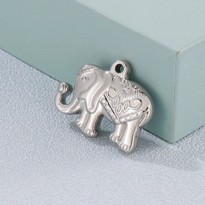 Pendentif éléphant évidé en argent avec détails en relief sur fond texturé