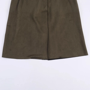 Trench-coat long pour femmes en vert olive foncé avec texture aspect daim de qualité