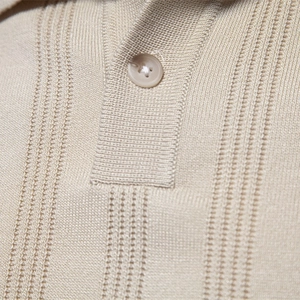 Nahaufnahme von beigem Herren-Strick-Poloshirt mit Kragentextur und Harzknopf-Details