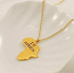 Dettaglio della collana con ciondolo mappa Africa placcata oro 18K e incisione