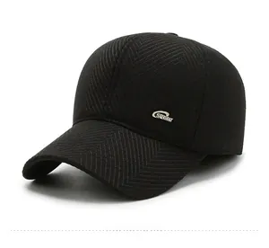 Detailansicht einer dicken schwarzen Wollcap mit silbernem SPORT-Metallemblem