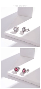 Vue macro des boucles d'oreilles carrées en argent serties de micro-diamants