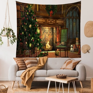 Detail eines Weihnachtswandteppichs mit Vintage-Kamin und dekoriertem Baum-Motiv
