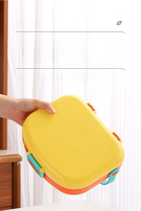 Detail showing the portable lunch box with a leak-proof silicone seal and secure side buckles