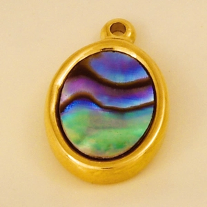 Détail du pendentif ovale doré avec incrustation de nacre d'abalone aux reflets arc-en-ciel