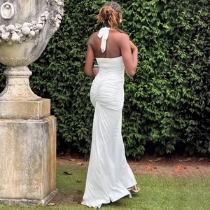 Détail de la robe longue dos nu blanche avec col licou et détails froncés élégants