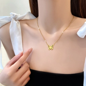 Collana con ciondolo a farfalla dorata minimalista in acciaio al titanio su modella