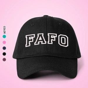Klassische schwarze Baseballkappe mit weißem FAFO-Stick und fünf Farboptionen gezeigt