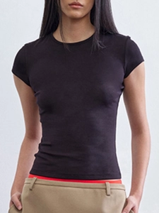 Detail of slim fit black baby tee with round neck and hourglass waist design