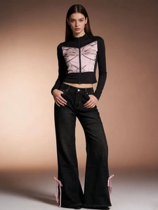 Set streetwear con giacca slim con zip e jeans a gamba larga con fiocchi rosa