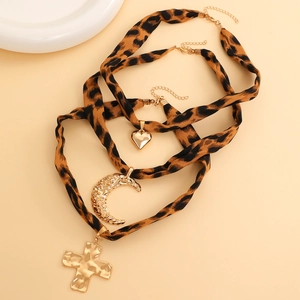 Dreiteiliges Choker-Set mit Leopardenmuster und goldenen Herz-, Mond- und Kreuzanhängern