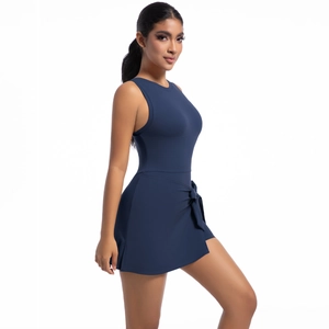 Dettaglio dell'abito da tennis blu navy con design a portafoglio e fiocco decorativo unico