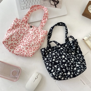 Details der trendigen Canvas-Tragetasche mit Herz-Leopardmuster und Metall-Druckknopf