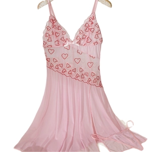 Ensemble de nuit deux pièces en maille rose avec broderie cœur et string assorti