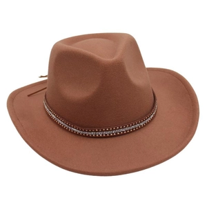 Dettaglio del cappello cowboy in feltro marrone a tesa larga con fascia di strass