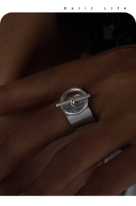 Detalle macro de anillo de acero de titanio plateado con cierre en T de estilo industrial