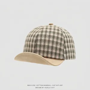 Primer plano de gorra de algodón a cuadros para niños con textura y costuras detalladas
