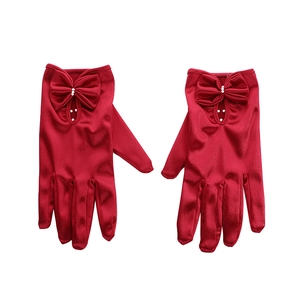 Eleganti guanti corti da sposa in raso rosso con fiocco e perle su sfondo bianco neutro