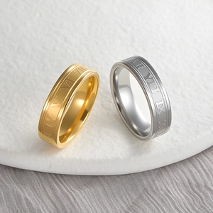 Anillos punk de 6mm con números romanos en oro y plata sobre base de piedra blanca