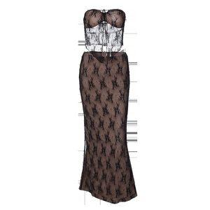 Détail de la dentelle noire transparente sur le haut bandeau et l'ensemble jupe