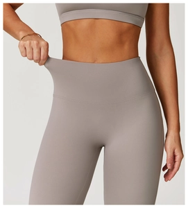Nahaufnahme der hohen Elastizität und des nahtlosen Hochbunds der taupefarbenen Yoga-Leggings