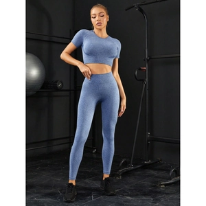 Detailansicht des blauen nahtlosen Yoga-Sets mit Crop-Top und High-Waist-Leggings