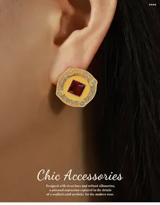 Nahaufnahme goldener Vintage-Ohrringe mit großem quadratischem Rubin und kleinen Diamanten