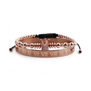 Ensemble bracelet jonc à chiffres romains et bracelet perles couronne en or rose sur blanc