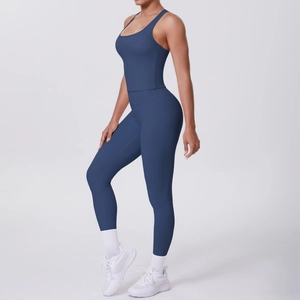 Détail du legging de yoga bleu marine taille haute et du débardeur de sport dos nageur